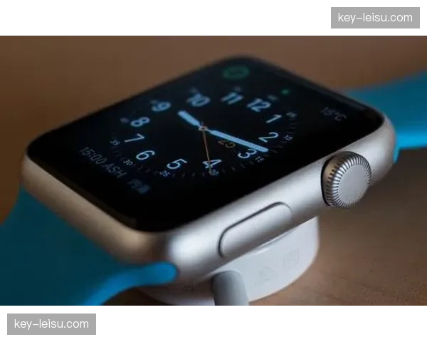 数据追踪球鞋内置传感器实时监测球员运动数据，帮助教练分析表现