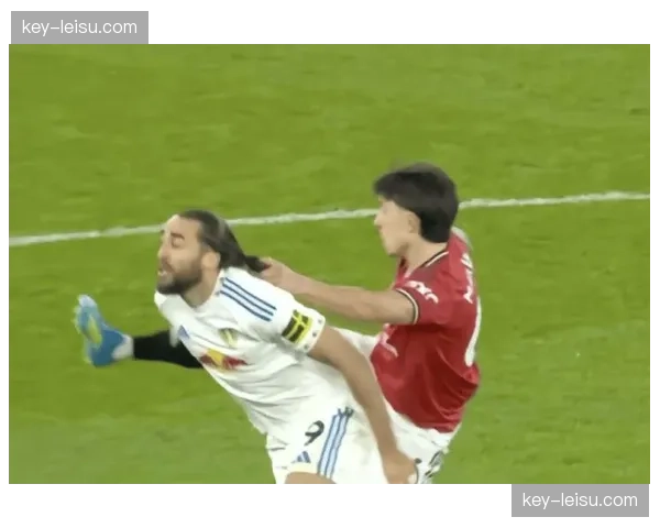 克特染红事件：拜仁女足球员拉拽对方头发被直接红牌罚下